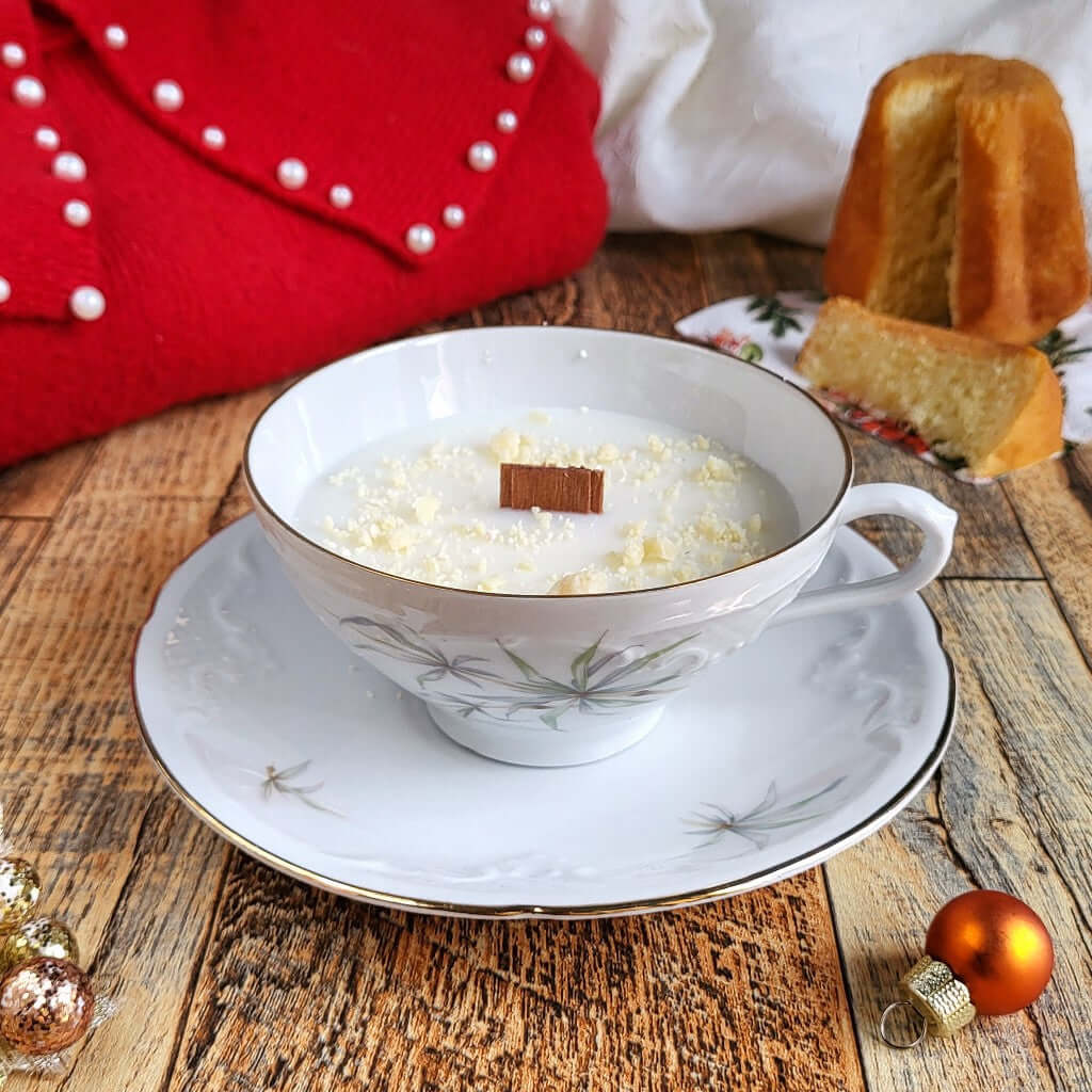 Candela profumata al Pandoro in cera di soia realizzata all'interno di una elegante Tazza da Tea in Ceramica Bavaria