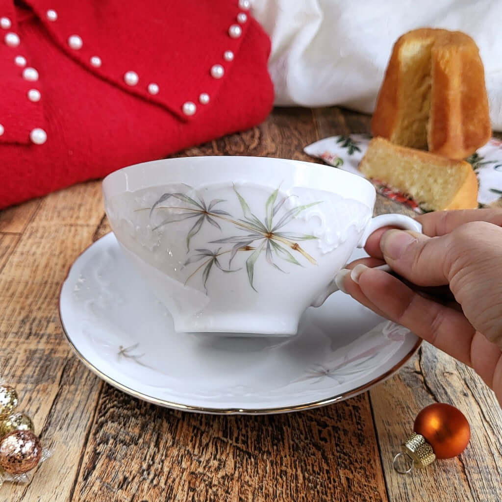 Candela profumata al pandoro in cera di soia realizzata all'interno di una elegante Tazza da Tea in Ceramica Bavaria, con decorazione  canneto