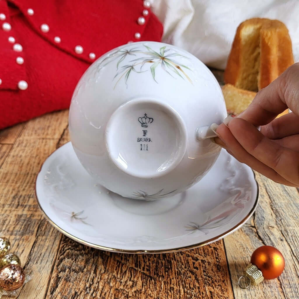 Candela profumata al pandoro in cera di soia realizzata all'interno di una elegante Tazza da Tea in Ceramica Bavaria. Marchio di Garanzia di Qualità 