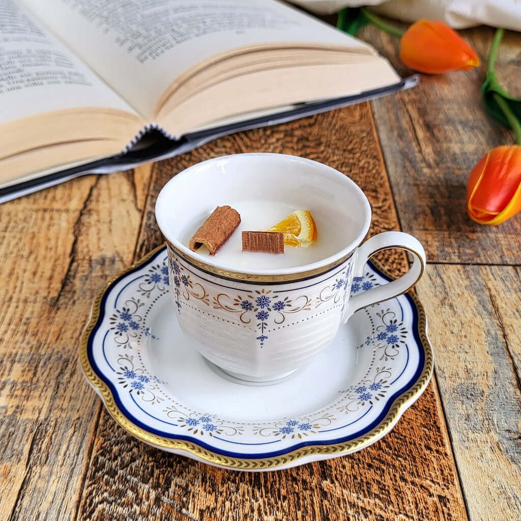 Candela profumata al panettone in cera di soia realizzata all'interno di una elegante Tazzina da Caffè in Ceramica Bavaria. 