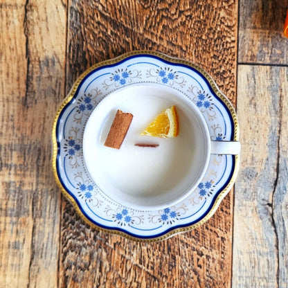 Candela profumata al panettone in cera di soia realizzata all'interno di una elegante Tazzina da Caffè in Ceramica Bavaria. 