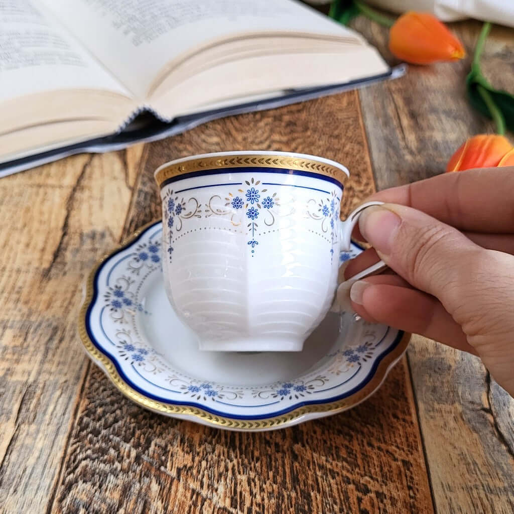 Candela profumata al panettone in cera di soia realizzata all'interno di una elegante Tazzina da Caffè in Ceramica Bavaria.