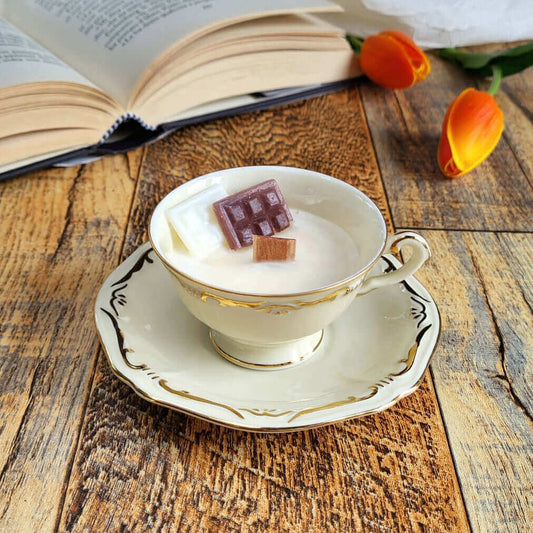 Candela profumata in cera di soia realizzata all'interno di una elegante Tazzina da Caffè in Porcellana Bavaria. Decorazioni di cera colorata.