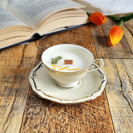 Candela profumata in cera di soia realizzata all'interno di una elegante Tazzina da Caffè in Porcellana Bavaria.