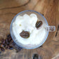 Particolare candela profumata al caffè in cera di soia, decorata con la sac a poche in stile dessert o gourmet
