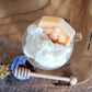 Particolare candela profumata al miele e noci in cera di soia, decorata con la sac a poche in stile dessert o gourmet