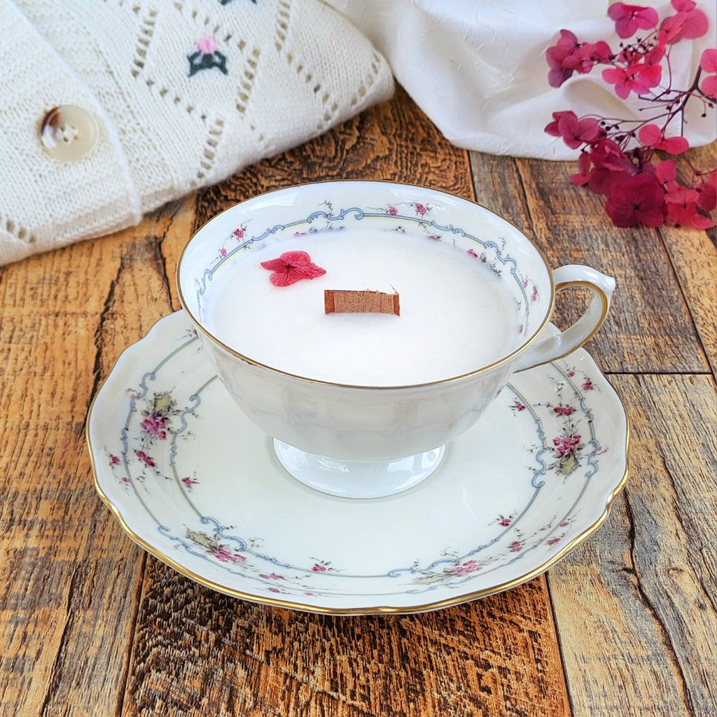 Candela profumata in cera di soia realizzata all'interno di una elegante Tazza da Tea in Ceramica Bavaria. 