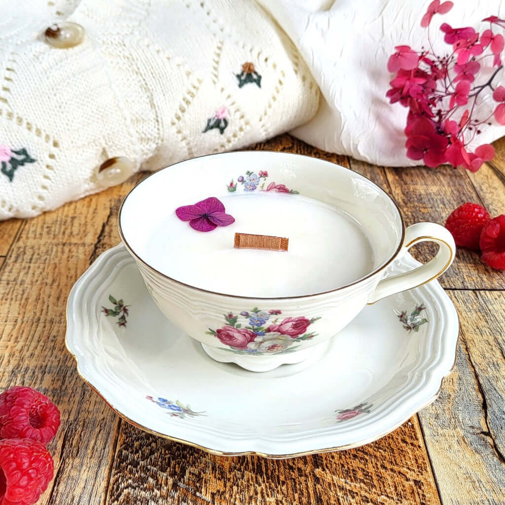 Candela profumata Macaron Lampone e Violetta, realizzata in cera di soia vegetale all'interno di una elegante Tazza da Tea in Porcellana Bavaria. 