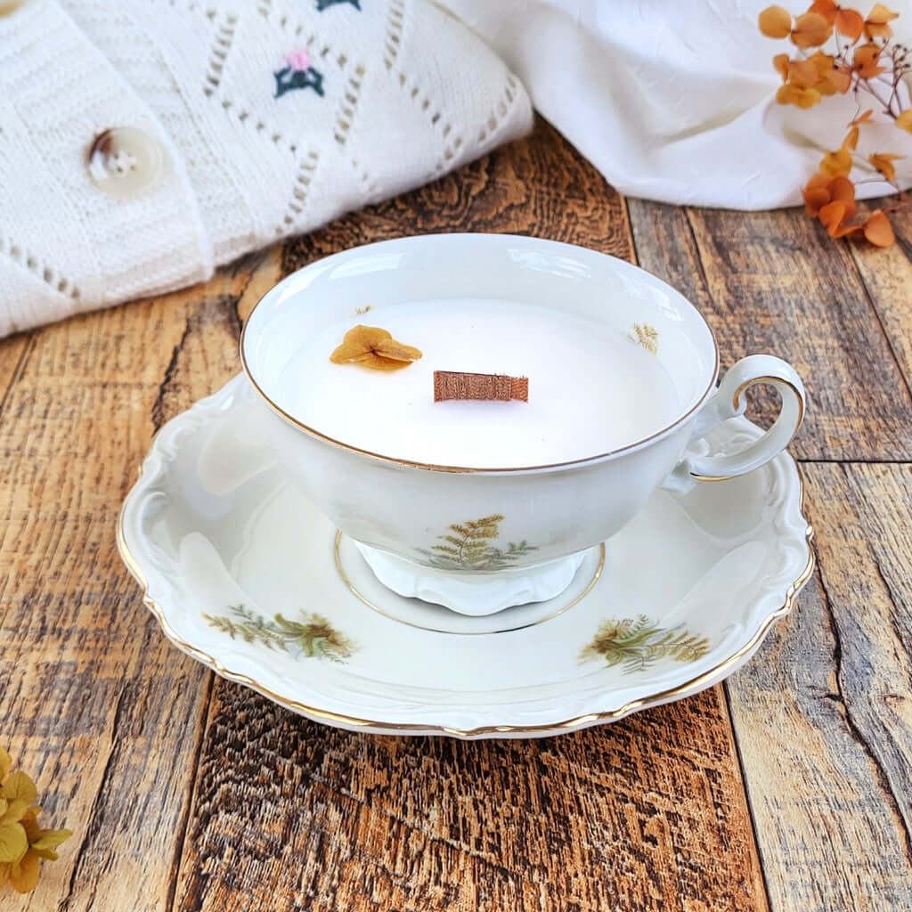 Candela profumata al Marron Glaces in cera di soia realizzata all'interno di una elegante Tazza da Tea in Ceramica Bavaria. 