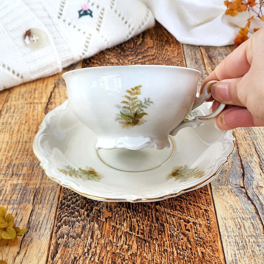 Candela profumata al Marron Glaces in cera di soia realizzata all'interno di una elegante Tazza da Tea in Ceramica Bavaria. Dettaglio felce