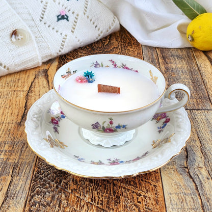 Candela profumata in cera di soia realizzata all'interno di una elegante Tazza da Tea in Ceramica Bavaria.  Fragranza Meringa al Limone