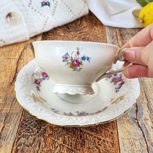 Candela profumata in cera di soia realizzata all'interno di una elegante Tazza da Tea in Ceramica Bavaria.  Dettaglio della tazza