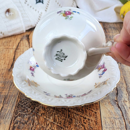 Candela profumata in cera di soia realizzata all'interno di una elegante Tazza da Tea in Ceramica Bavaria.  Marchio di qualità e garanzia 