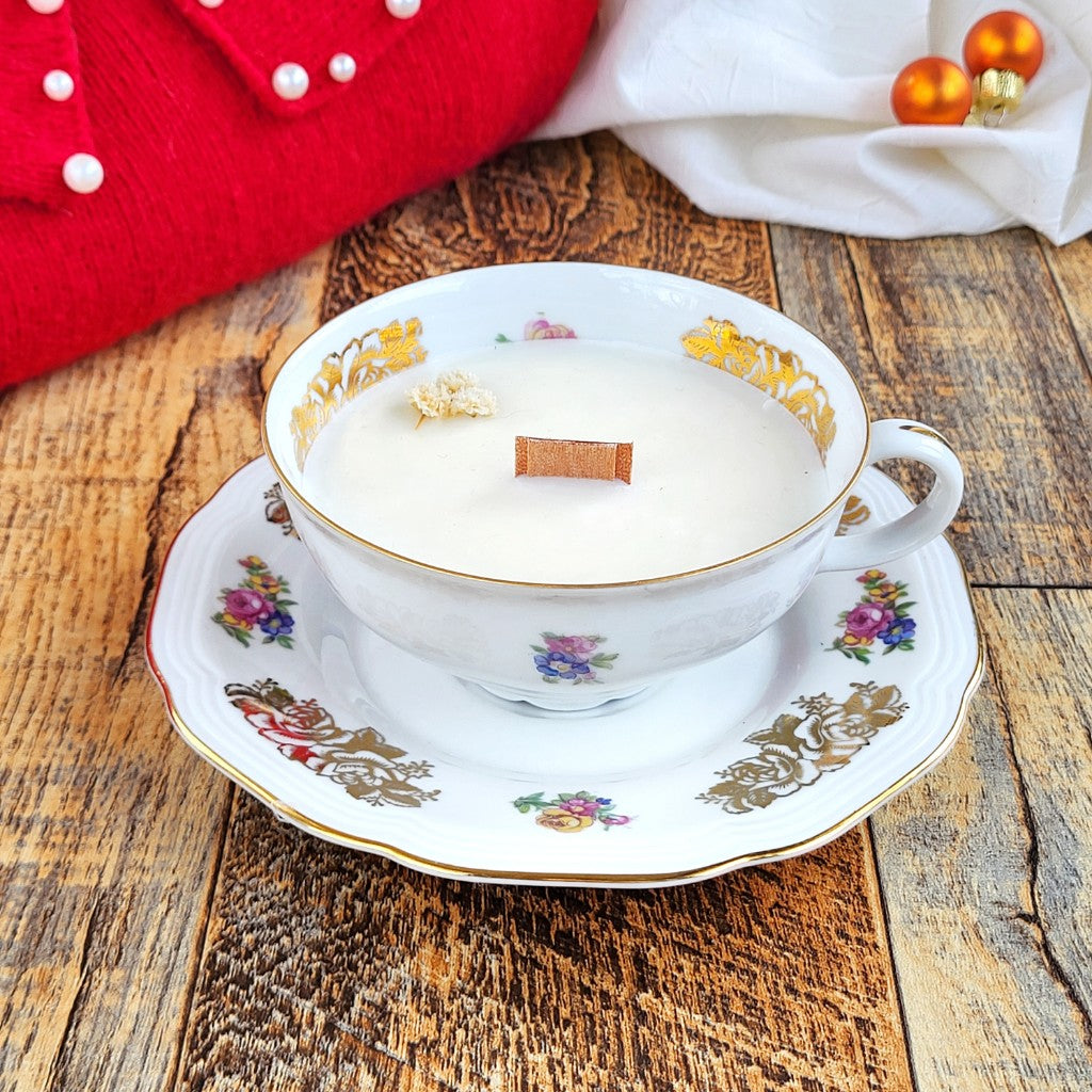 Candela profumata in cera di soia realizzata all'interno di una elegante Tazza da Tea in Ceramica Bavaria.  Fragranza Pandoro - Natale