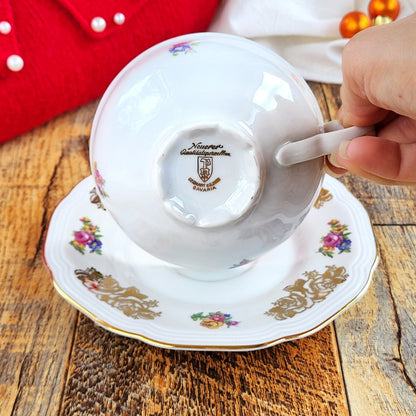 Candela profumata in cera di soia realizzata all'interno di una elegante Tazza da Tea in Ceramica Bavaria.  Dettaglio marchio di qualità e garanzia 
