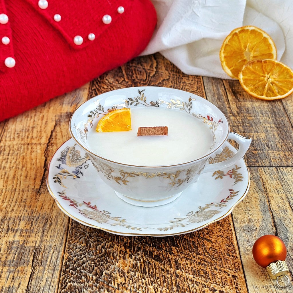 Candela profumata in cera di soia realizzata all'interno di una elegante Tazza da Tea in Ceramica Bavaria.  Fragranza Panettone - Natale
