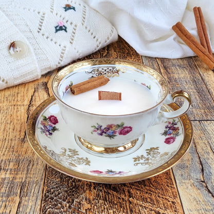 Candela profumata a Fichi e Spezie in cera di soia realizzata all'interno di una elegante Tazza da Tea in Ceramica Bavaria. 