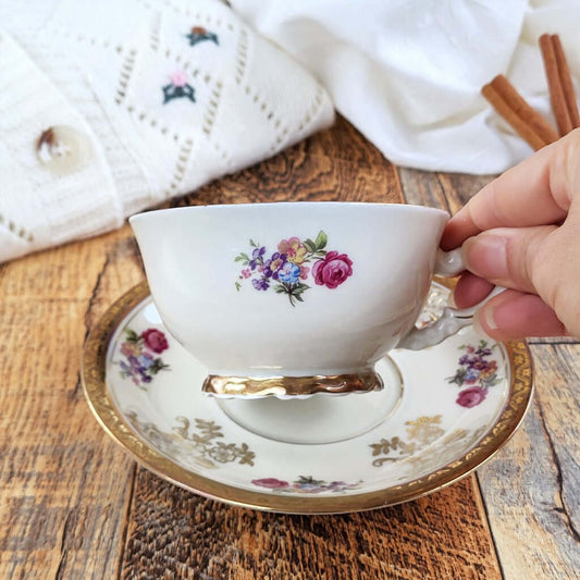 Dettaglio Candela profumata a Fichi e Spezie in cera di soia realizzata all'interno di una elegante Tazza da Tea in Ceramica Bavaria. 