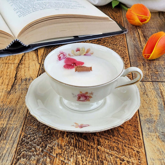 Candela profumata al Caramello al Lampone in cera di soia realizzata all'interno di una elegante Tazzina da Caffè in Ceramica Bavaria. 