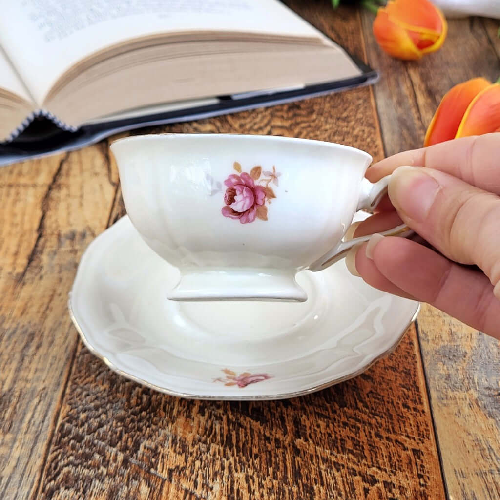 Candela profumata in cera di soia realizzata all'interno di una elegante Tazzina da Caffè in Ceramica Bavaria. Dettaglio rosa