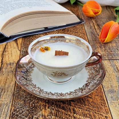 Candela profumata in cera di soia realizzata all'interno di una elegante Tazza da Caffè in Ceramica Bavaria.  Fragranza Mela e Cannella 