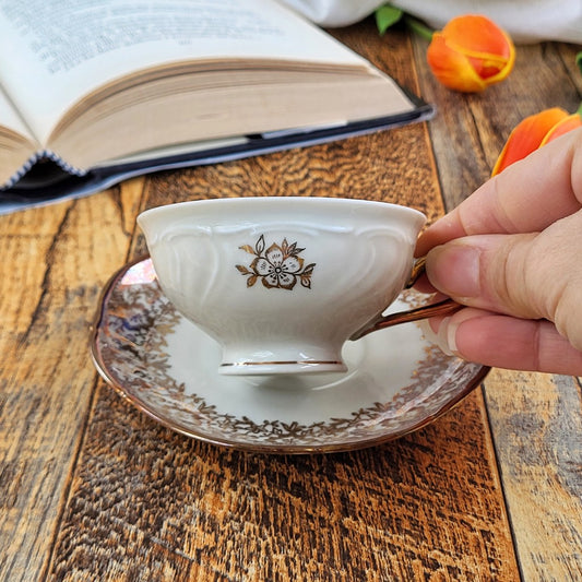 Candela profumata in cera di soia realizzata all'interno di una elegante Tazza da Caffè in Ceramica Bavaria.  Fragranza Mela e Cannella 