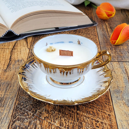 Candela profumata in cera di soia realizzata all'interno di una elegante Tazza da Caffè in Ceramica Bavaria.  Fragranza Pandoro - Natale