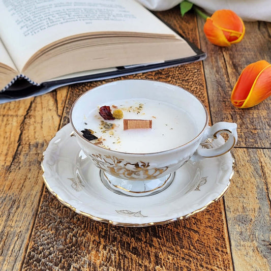 Candela profumata al Tea in foglia e Pan di Zenzero in cera di soia realizzata all'interno di una elegante Tazzina da Caffè in Ceramica Bavaria. 