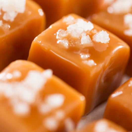 Cubetti di Caramello Salato per indicare una omonima fragranza per candele profumate con cocco salato, vaniglia, caramello e latte come Note Olfattive.
