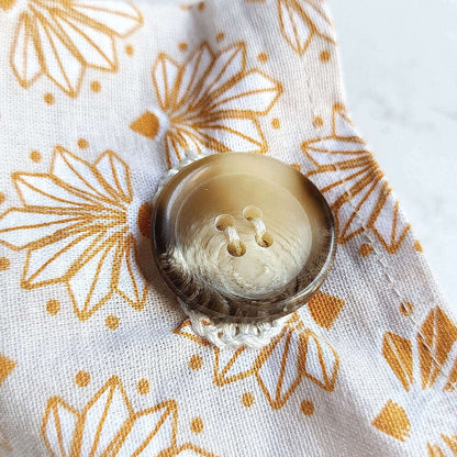 Cuscino benessere termico in cotone per cervicale, con noccioli di ciliegia.