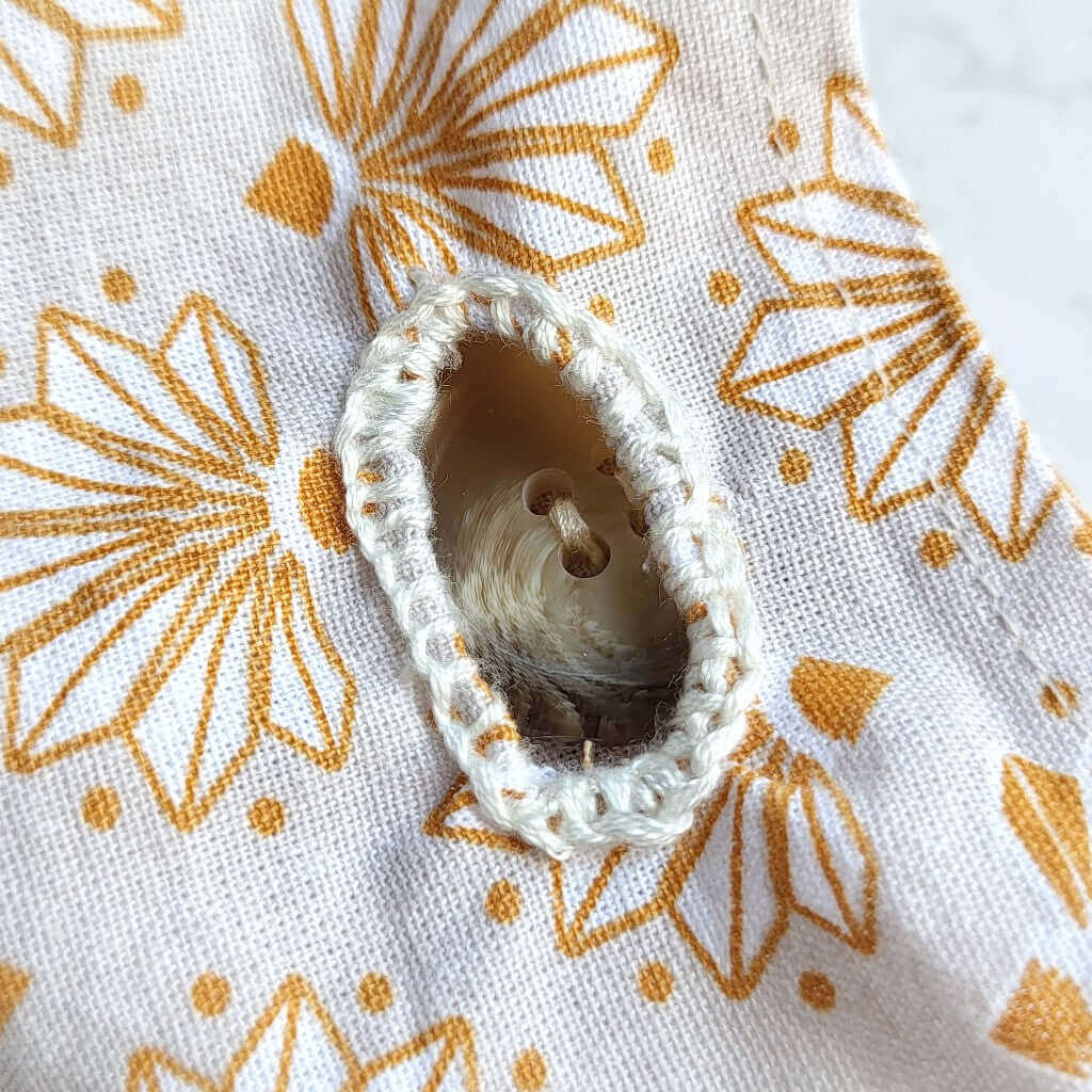Cuscino benessere termico in cotone per cervicale, con noccioli di ciliegia.