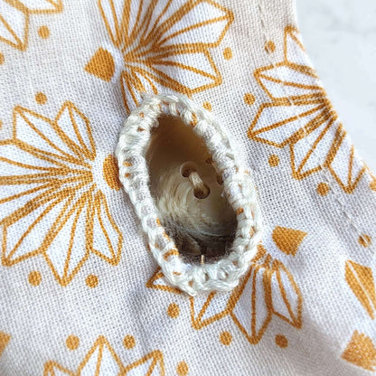 Cuscino benessere termico in cotone per cervicale, con noccioli di ciliegia.