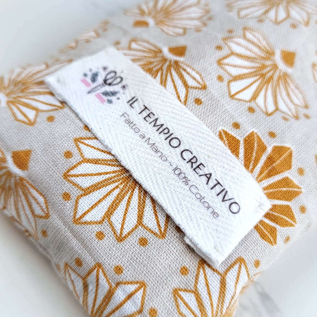 Cuscino benessere termico in cotone per cervicale, con noccioli di ciliegia.