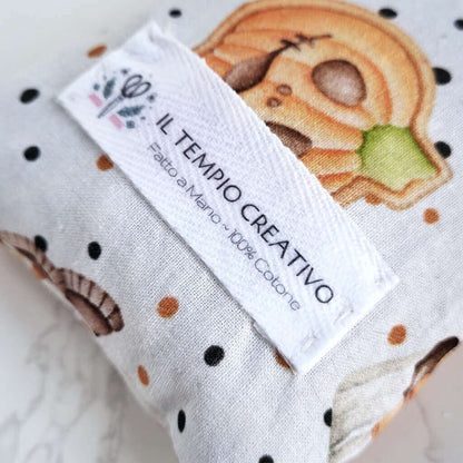 Cuscino benessere termico in cotone per cervicale, con noccioli di ciliegia.