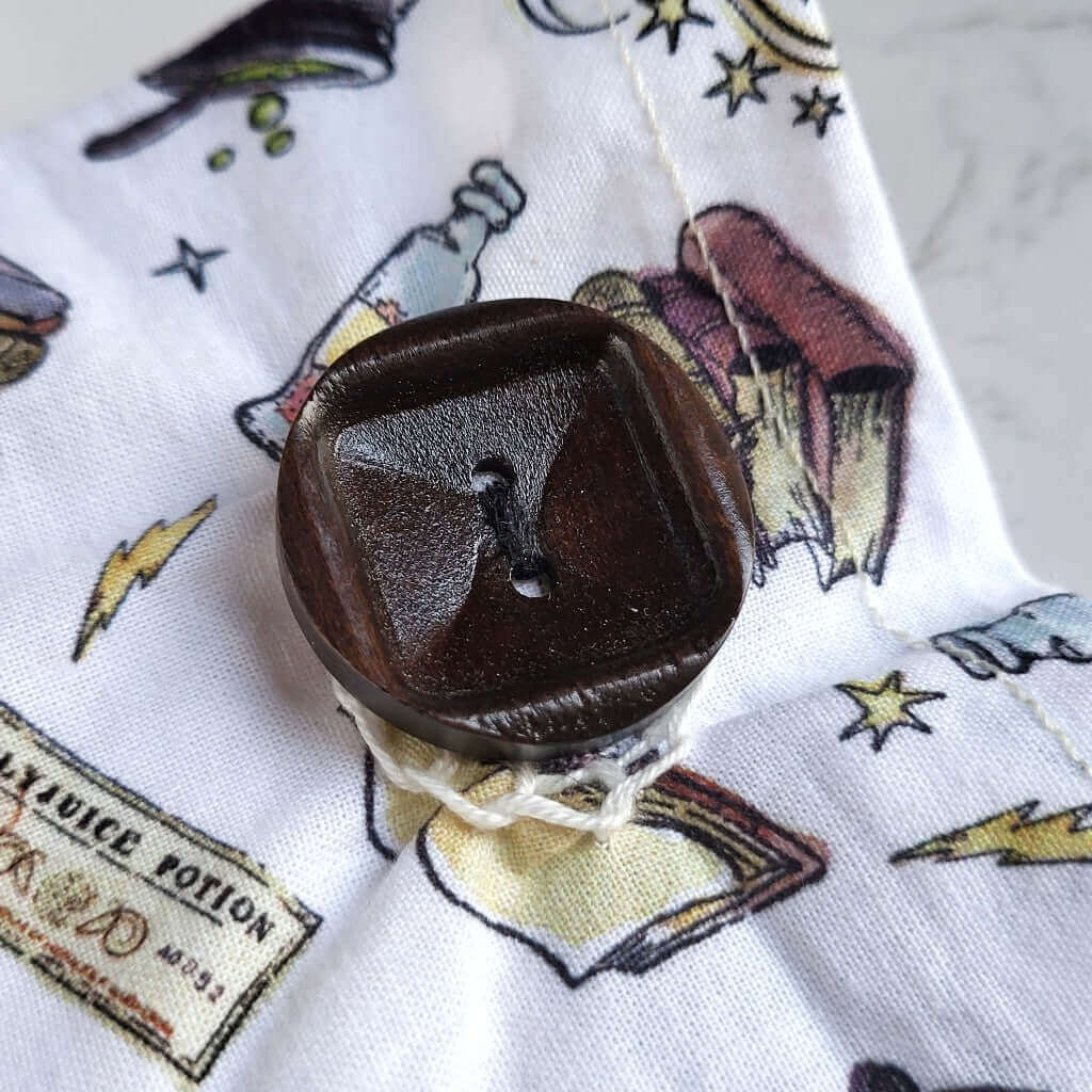 Cuscino benessere in cotone per cervicale, con noccioli di ciliegia.