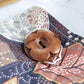 Cuscino per occhi eye pillow realizzato in cotono 100%, sfoderabile e lavabile, con ingredienti naturali antinfiammatori, rigeneranti e rilassanti.