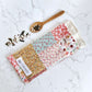 Cuscino per occhi eye pillow realizzato in cotono 100%, sfoderabile e lavabile, con ingredienti naturali antinfiammatori, rigeneranti e rilassanti.