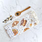 Cuscino per occhi eye pillow realizzato in cotono 100%, sfoderabile e lavabile, con ingredienti naturali antinfiammatori, rigeneranti e rilassanti.