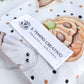 Cuscino per occhi eye pillow realizzato in cotono 100%, sfoderabile e lavabile, con ingredienti naturali antinfiammatori, rigeneranti e rilassanti.