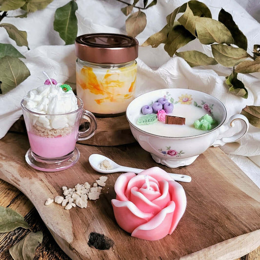 Candele Profumate in cera di soia dentro: Tazza Vintage in Porcellana Bavaria, Vasetto di Vetro trasparente per l'effetto marmo, bicchierino di vetro per cera montata con la sac a poche. Ed ancora una candela realizzata con stampo a forma di rosa e crumble di cera.