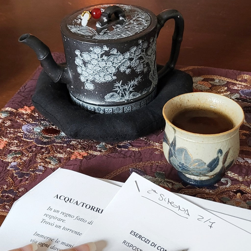 Mentorship personalizzabile per brand creativi.  In foto teiera bamboo in argilla viola e tazza in ceramica per rito del tè Gong Fu Cha, appunti delle mentee de Il Tempio Creativo®. Affiancamento in percorso individuale.