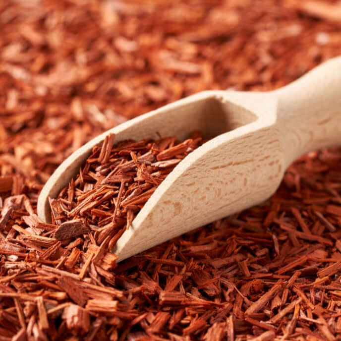 Pezzi di Legno di Sandalo per indicare una fragranza per candele profumate dall'omonimo nome. Ha biancospino, sandalo, cedro, come Note Olfattive.