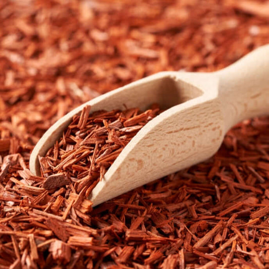 Pezzi di Legno di Sandalo per indicare una fragranza per candele profumate dall'omonimo nome. Ha biancospino, sandalo, cedro, come Note Olfattive.