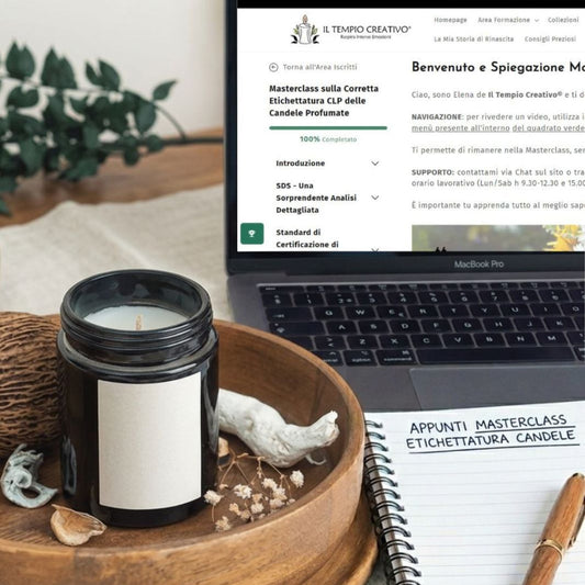 Candela Profumata in contenitore ambrato con una etichetta vuota. Sullo sfondo un Mac Book Pro con mostrato sul desktop la struttura del Corso - Masterclass Completa sulla Corretta Etichettatura CLP delle Candele Profumate. La Prima e Unica in Italia marchiata Il Tempio Creativo®