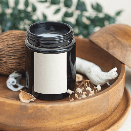 Candela Profumata in contenitore ambrato con una etichetta vuota come locandina del Corso - Masterclass Italiana Completa sulla Corretta Etichettatura CLP delle Candele Profumate