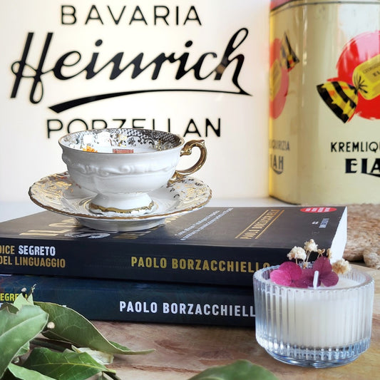 Mentorship individuale per business e strategie di marketing per candele profumate di pregio: libri di Paolo Borzacchiello e porcellane Bavaria con candele artigianali de Il Tempio Creativo®. Come avviare un business di candele artigianali: affiancamento in percorso individuale.