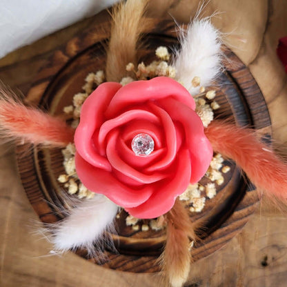 Candela profumata in cera di soia a forma di rosa con al centro un diamante. È realizzata in stile bouquet, con decorazioni pampas e fiori da sposa, all'interno di una campana in vetro trasparente con cuore e base in legno. Idea Regalo Festa della Mamma 