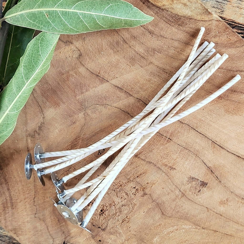 Stoppini in Cotone e Lino Cerato con Cera Vegetale dotato di supporto in metallo. Ha una fibra di carta e permette una combustione pulita, sicura e duratura. 