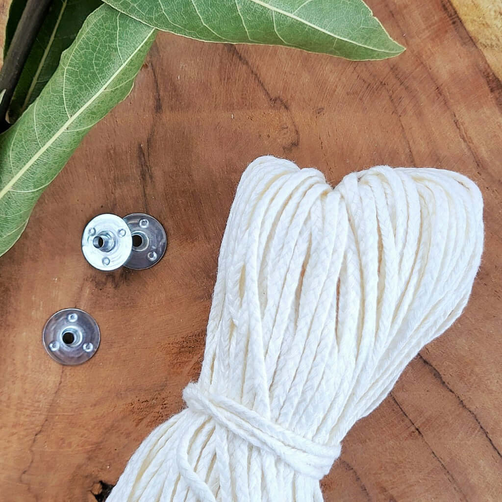 Stoppino Piatto Bobina in Cotone per candele in stampo. È venduto al metro ed ha una intrecciatura di alta qualità. Per diametro interno da 20 a 40mm.