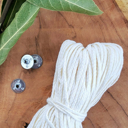 Stoppino Piatto Bobina in Cotone per candele in stampo. È venduto al metro ed ha una intrecciatura di alta qualità. Per diametro interno da 20 a 40mm.